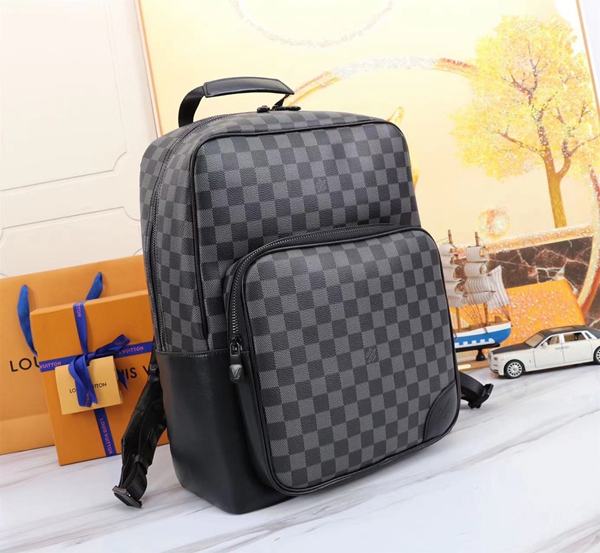 ルイヴィトンバッグ背面デザイン